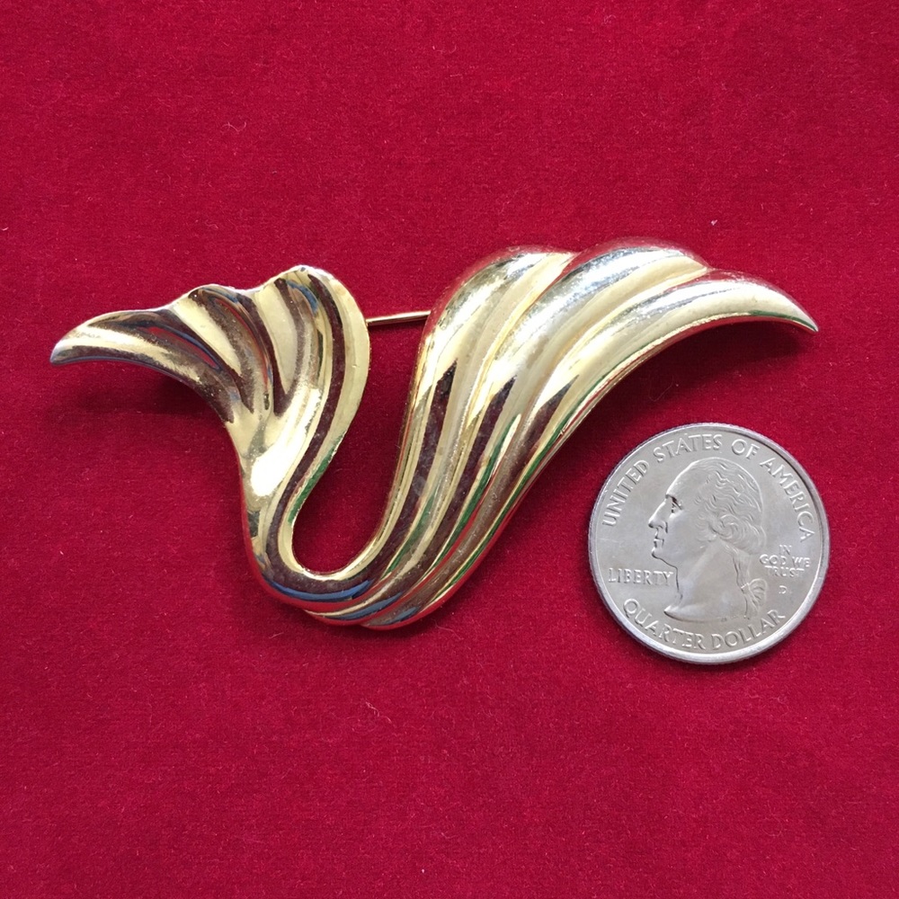 Vintage Gold Tone Swoosh Brooch